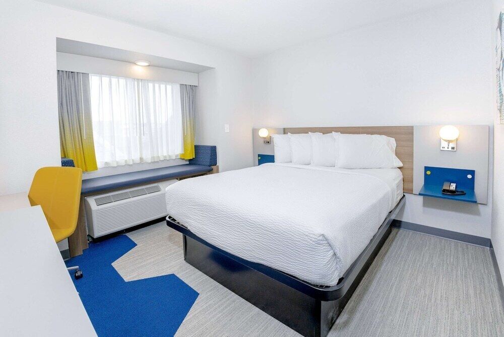 Premium bedding, desk, iron/ironing board, free WiFi
