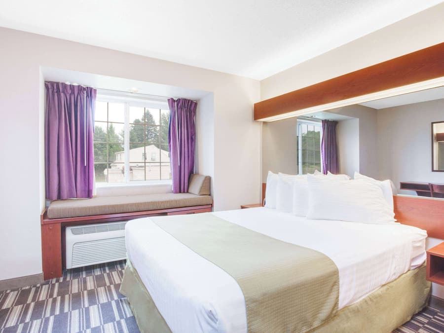 Ropa de cama de alta calidad y escritorio