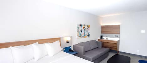 Hochwertige Bettwaren, Schreibtisch, Bügeleisen/Bügelbrett