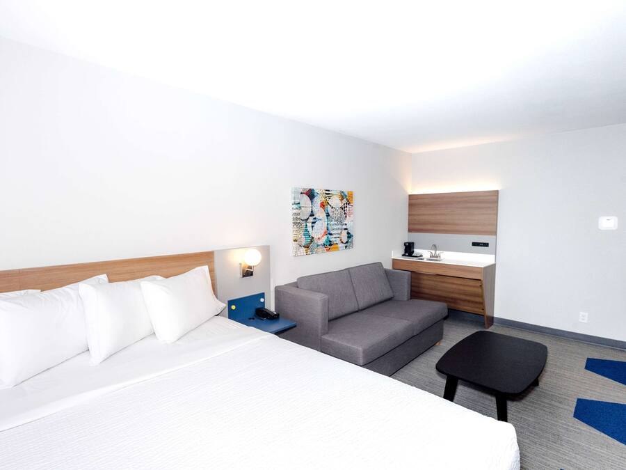 Premium bedding, desk, iron/ironing board, free WiFi