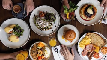 Esmorzar diari de cuina local gratuït