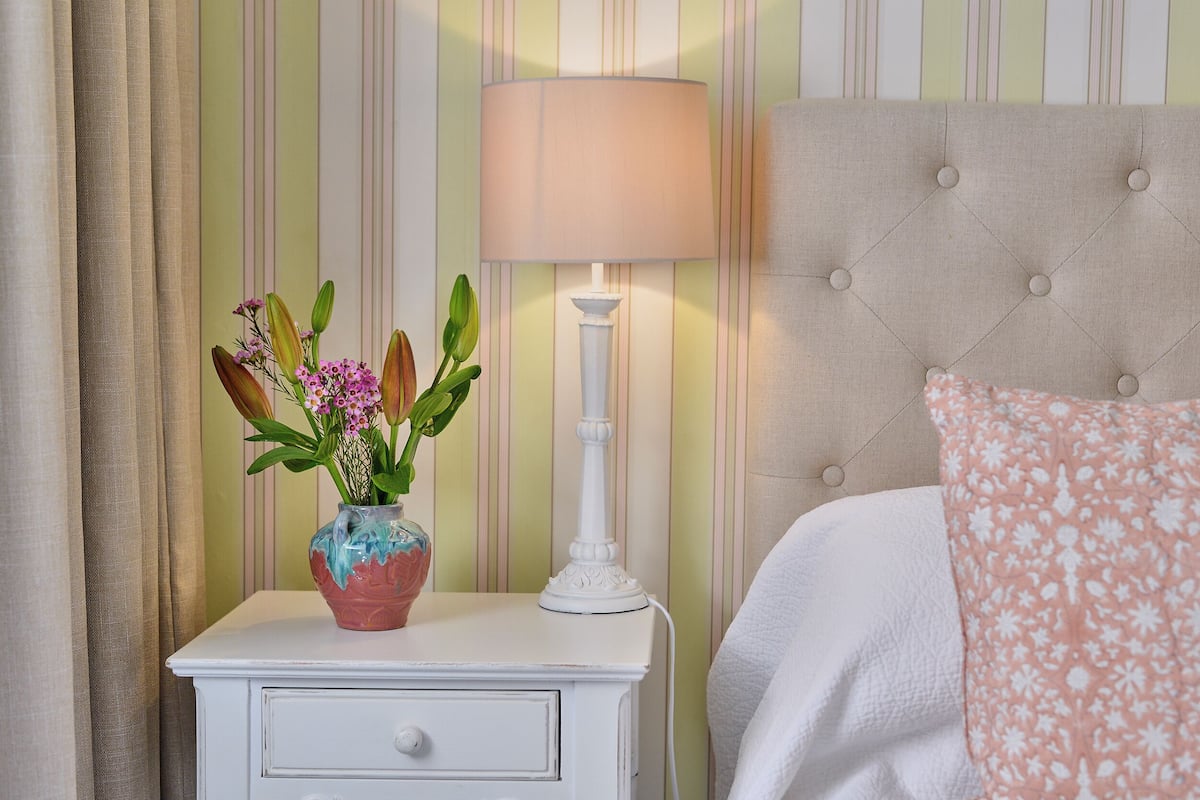 Enkeltrom – basic | Sengetøy av topp kvalitet, minibar og individuelt dekorert