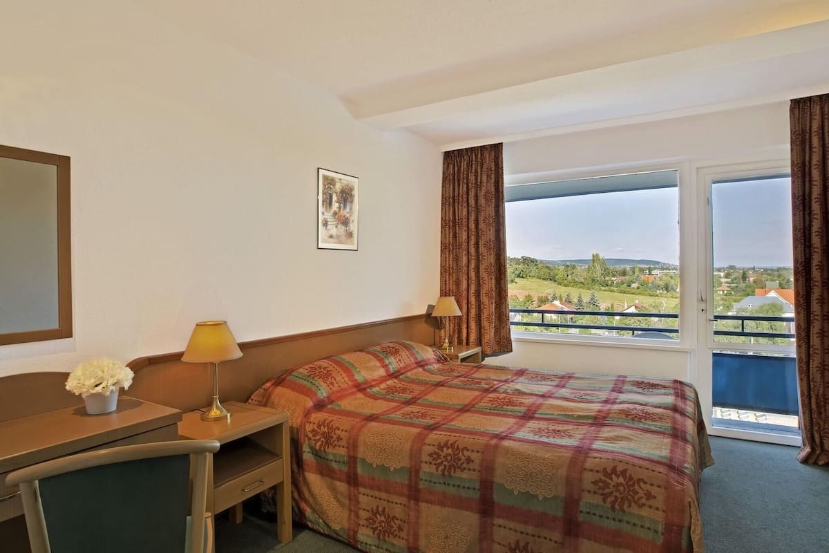 In-room safe, WiFi (free), bed sheets