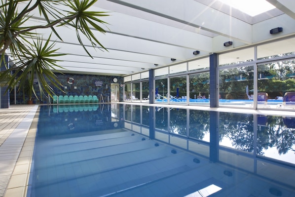 Inomhuspool, en säsongsöppen utomhuspool och solstolar