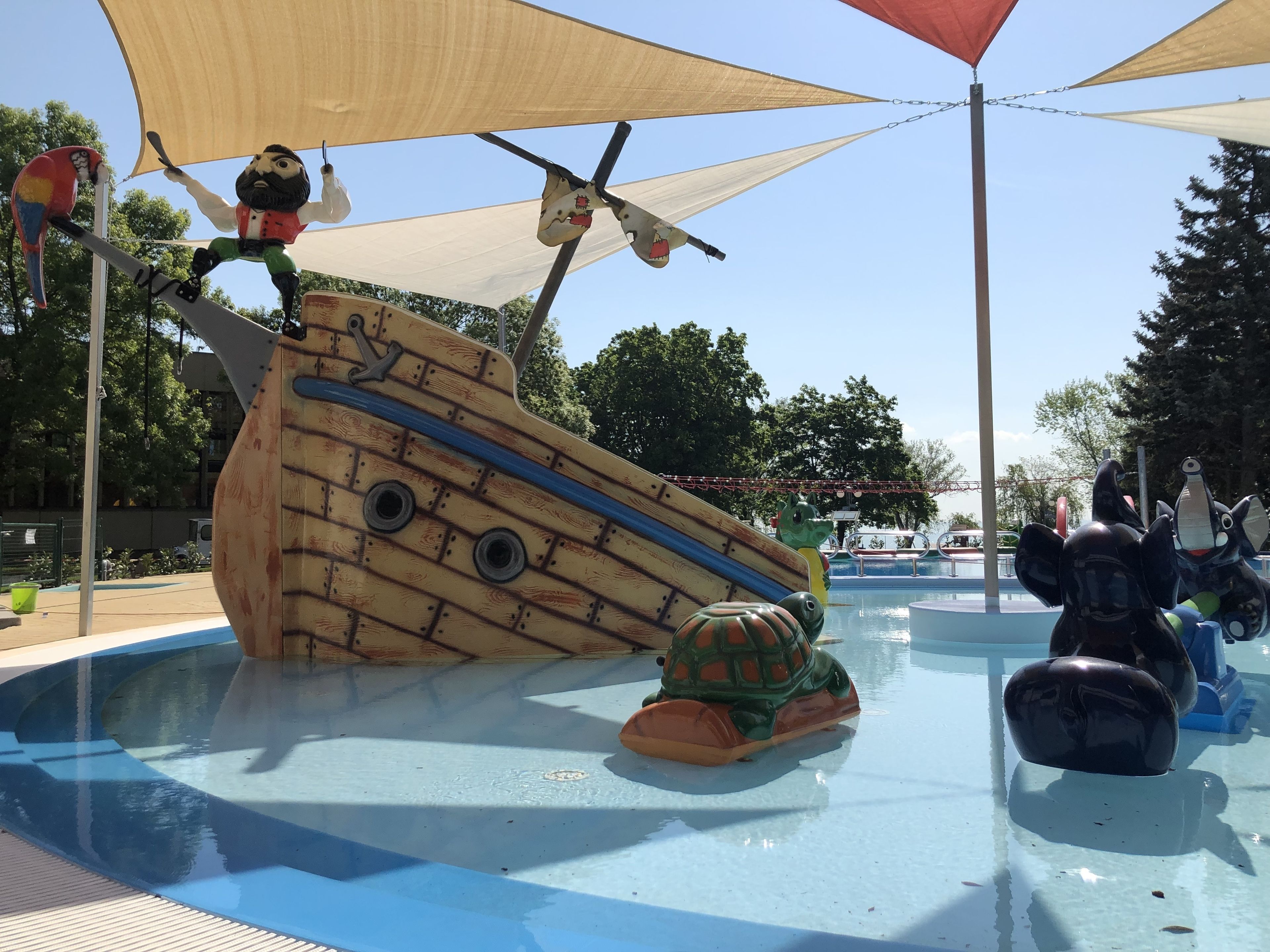 Une structure de jeu sur le thème d’un bateau de pirates, avec un toboggan et un élément aquatique.