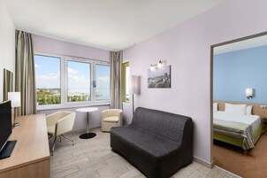 Escritorio, cortinas blackout, wifi gratis y ropa de cama 