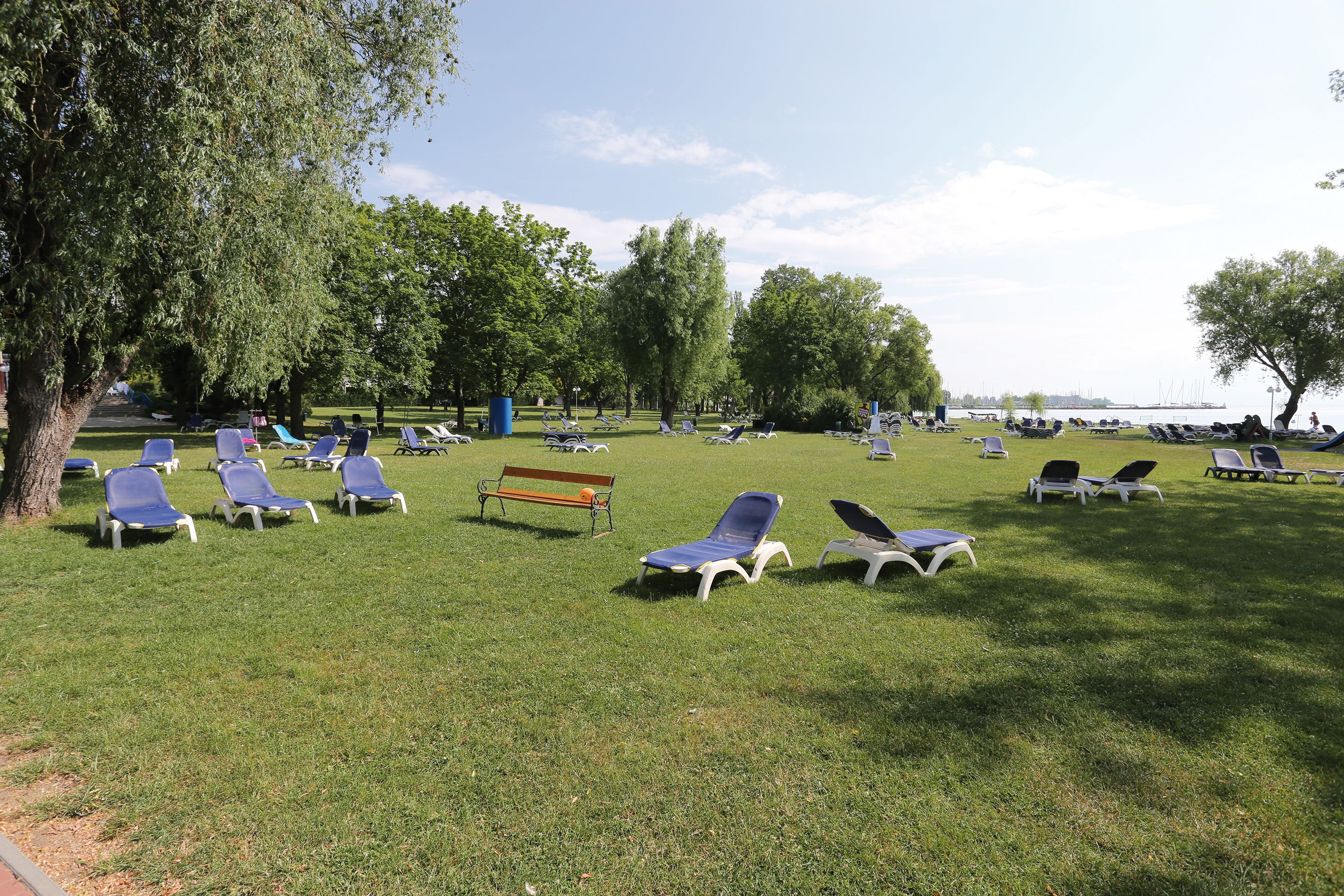 Beach nearby, sun-loungers, beach volleyball, kayaking