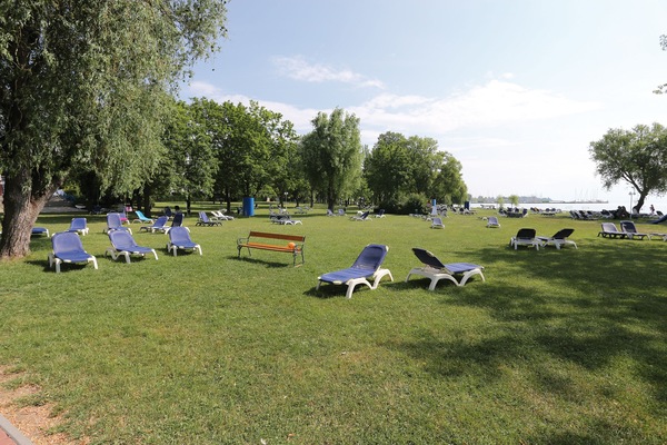 Beach nearby, sun-loungers, beach volleyball, kayaking