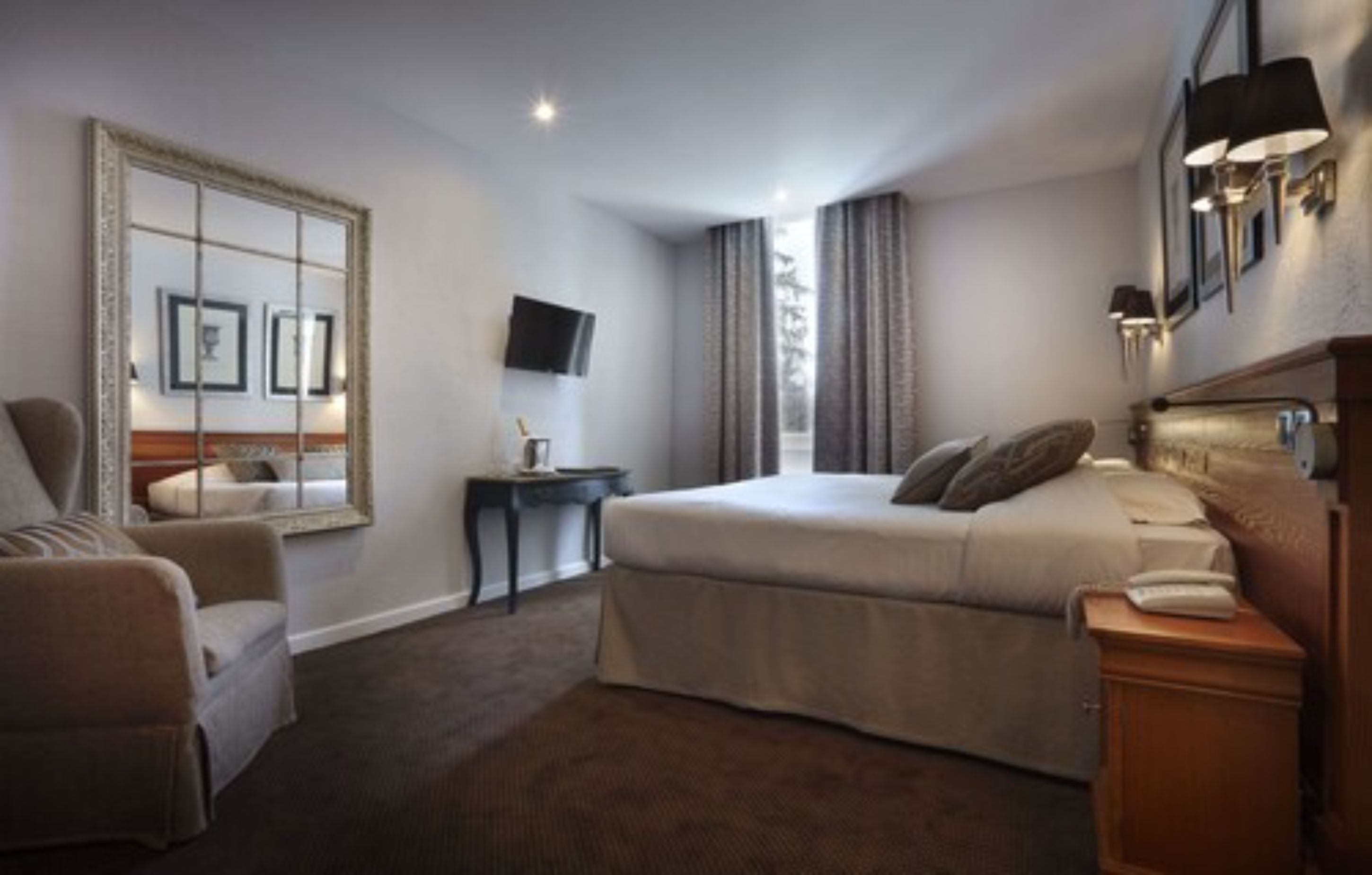 traditional room | desk, blackout curtains, iron/ironing board, free cots/infant beds