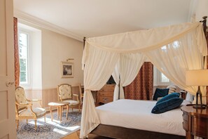 Suite | Escritorio, cortinas opacas, tabla de planchar con plancha