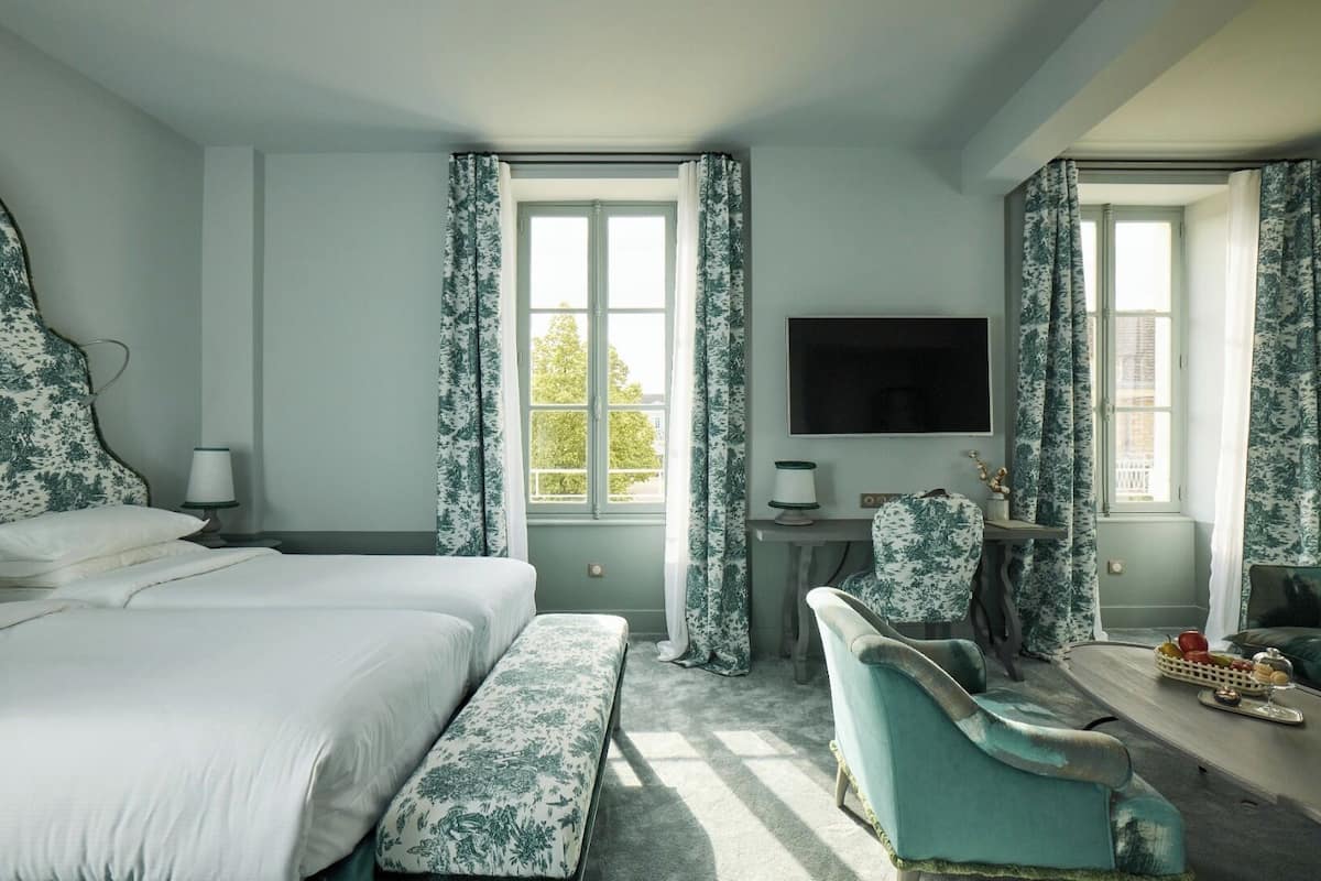 Room (Manoir) | Minibar, in-room safe, desk, WiFi (free)