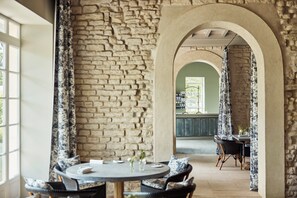 Breakfast, lunch and dinner served - COMO Le Montrachet (Puligny-Montrachet)