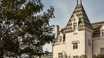 Un bâtiment historique doté d’un toit en forme de flèche et d’une façade symétrique.