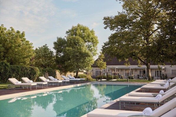 Seasonal outdoor pool, open 8:00 AM to 7:00 PM, pool loungers