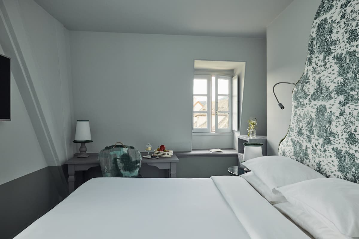 Kamer (Clos) | Een minibar, een kluis op de kamer, een bureau, gratis wifi