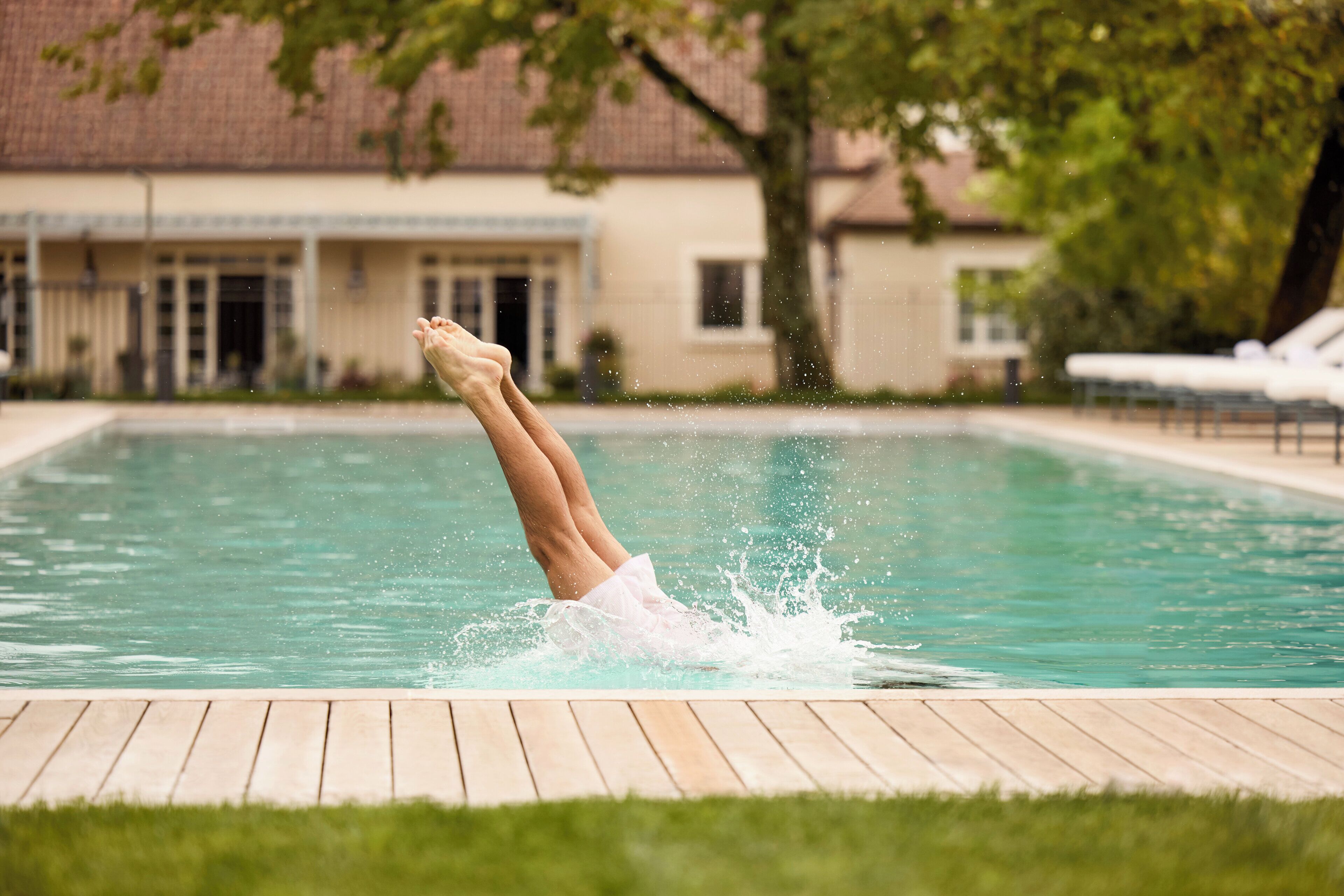 seasonal outdoor pool, open 8:00 am to 7:00 pm, pool loungers