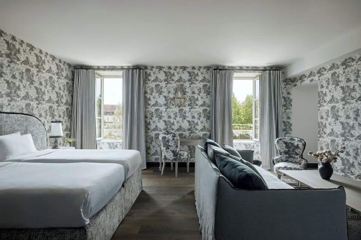 Deluxe Room (Manoir) | Minibar, in-room safe, desk, WiFi (free)