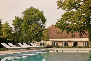 Seasonal outdoor pool, open 8:00 AM to 7:00 PM, pool loungers