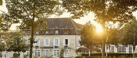 Breakfast, lunch, dinner served; French cuisine