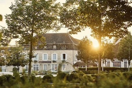 Breakfast, lunch, dinner served; French cuisine . COMO Le Montrachet