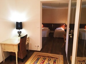 Habitación cuádruple familiar | Camas con pillow-top, escritorio y tabla de planchar con plancha 