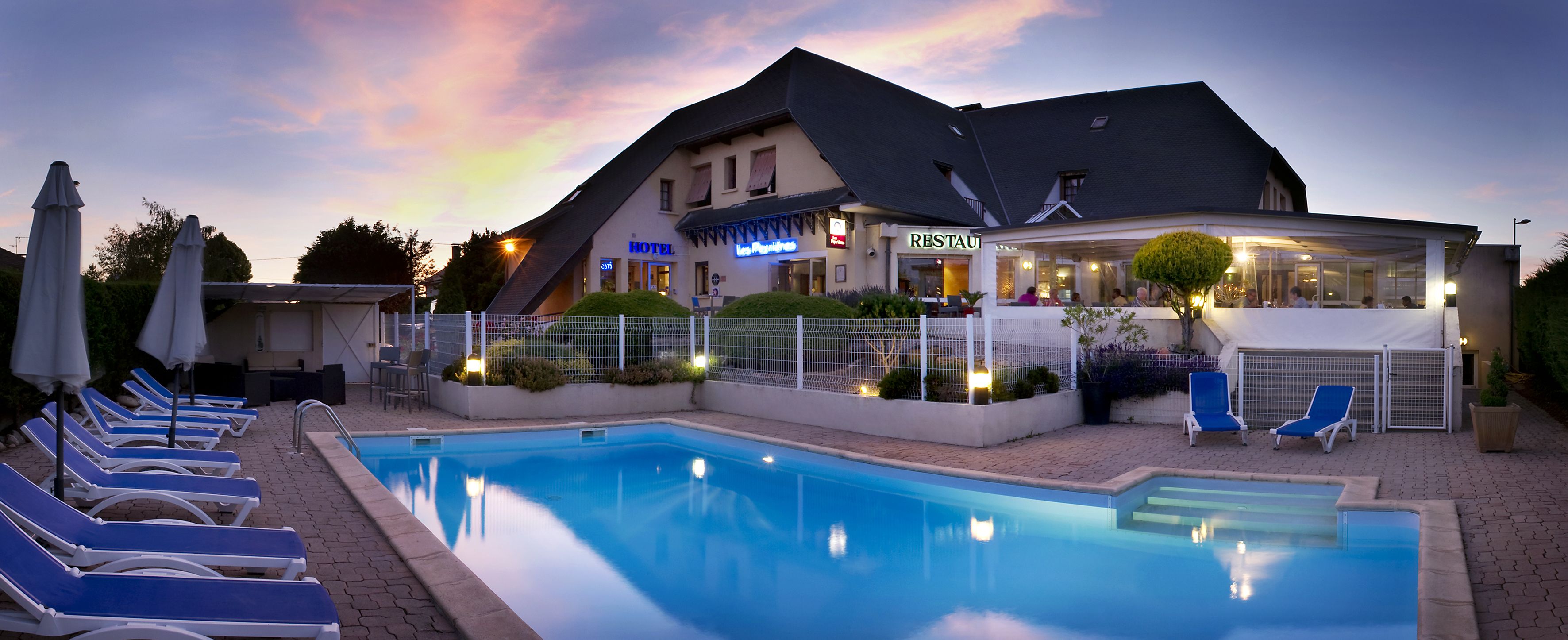 Hồ bơi ngoài trời