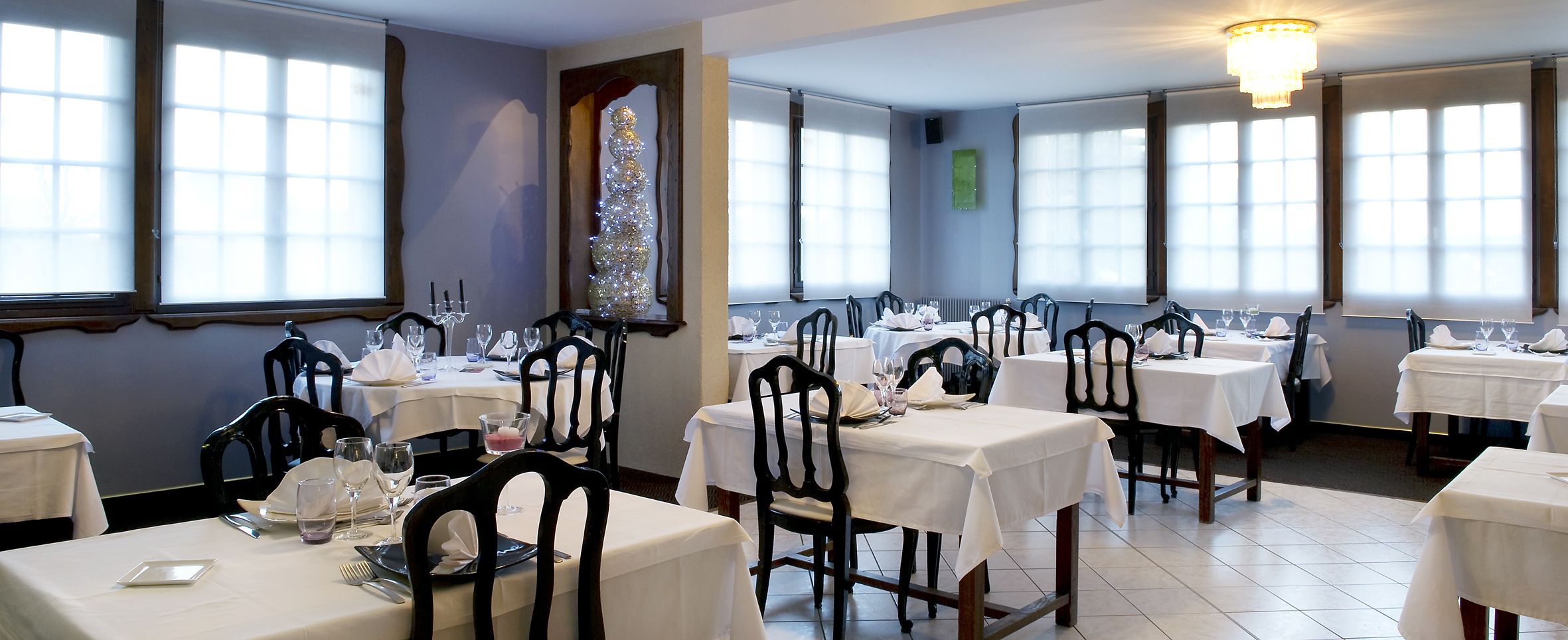 Phục vụ bữa sáng, bữa trưa, bữa tối, món Pháp 