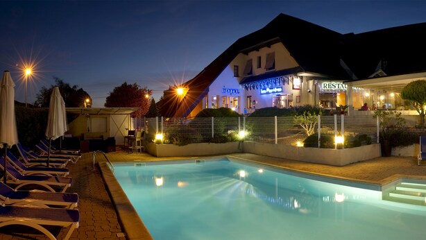 A hotel with a swimming pool, lounge chairs, and a restaurant. - HOTEL Les Peyrières (Olemps)