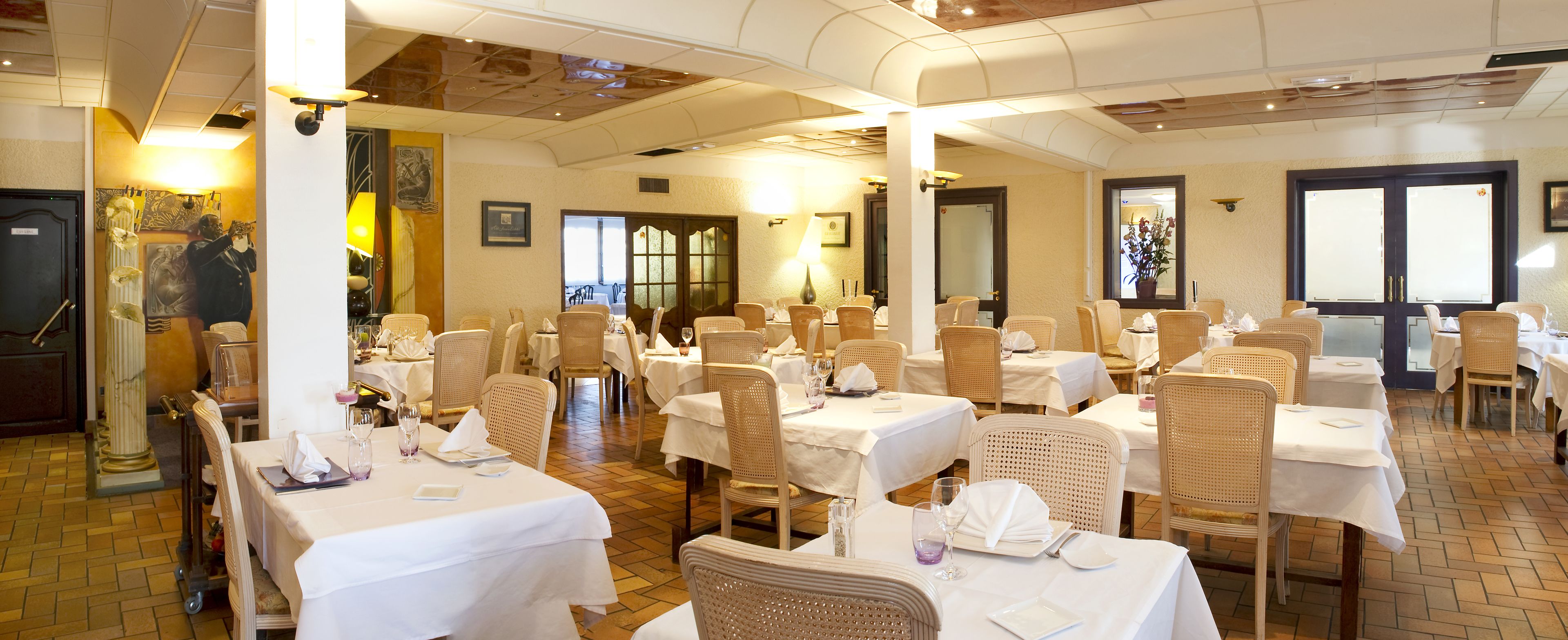 حيث تُقدم وجبات الإفطار، الغداء، العشاء، الأطباق الفرنسية