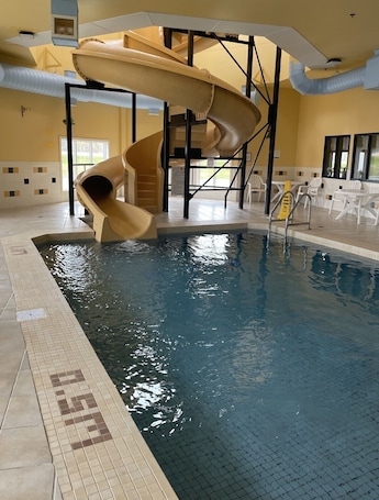 Una piscina techada. Super 8 by Wyndham Amherst NS