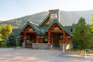 Property entrance - Manning Park Resort (Manning Park)