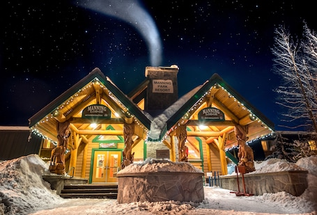Façade de l’hébergement - soirée/nuit. Manning Park Resort