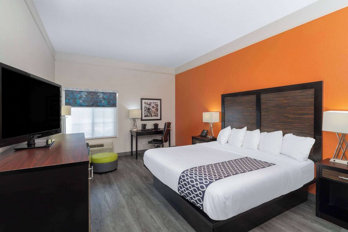 Room, 1 King Bed, Accessible, Non Smoking (Mobility/Hearing Impaired Accessible) | Premium bedding, desk, iron/ironing board, free cribs/infant beds