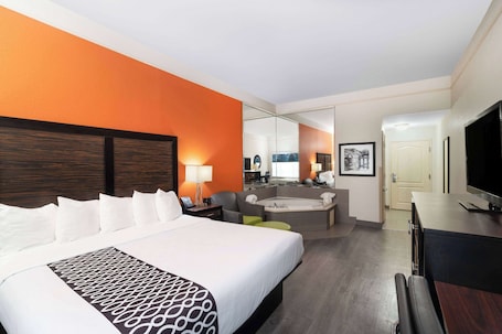 Deluxe Studio Suite, 1 King Bed, Non Smoking | Premium bedding, desk, iron/ironing board, free cribs/infant beds