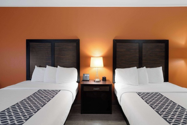 Habitación, 2 camas Queen size, para no fumadores | Ropa de cama de alta calidad y escritorio