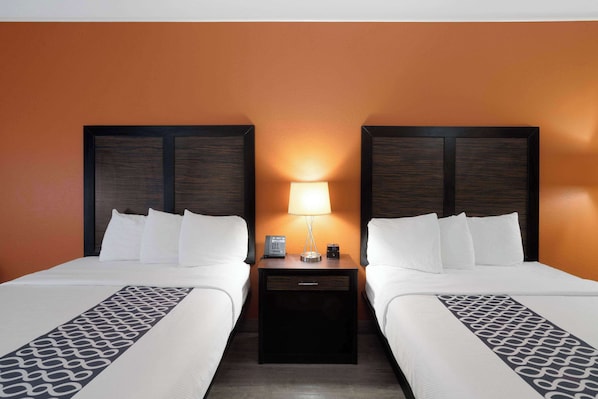 Room, 2 Katil Ratu (Queen), Non Smoking | Peralatan tempat tidur premium, meja, seterika/papan seterika