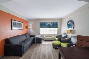 Deluxe Apartment, 1 King Bed, Non Smoking (Family) | Premium bedding, desk, iron/ironing board, free cots/infant beds - La Quinta Inn & Suites by Wyndham Prattville (Prattville)