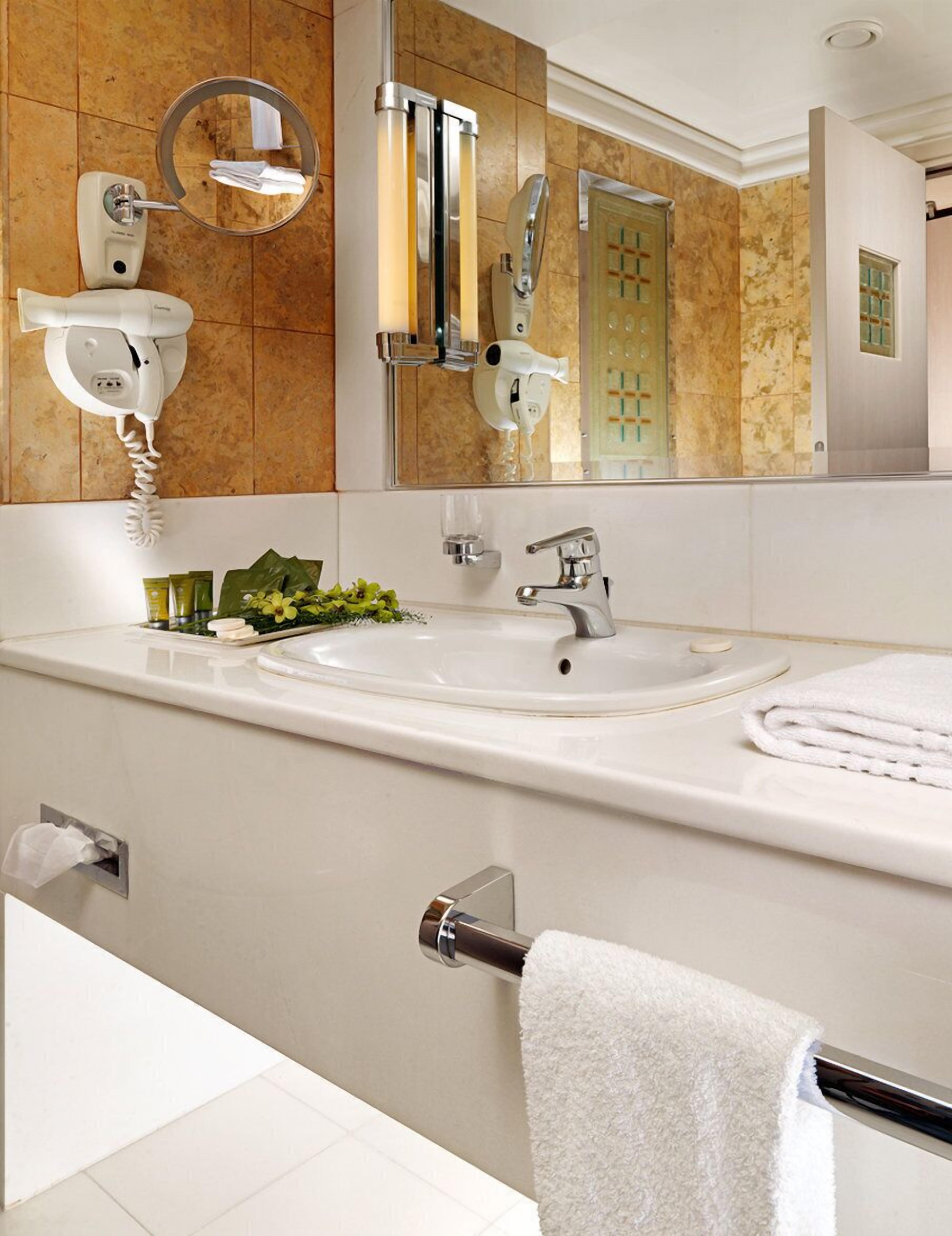 room, 2 single beds, accessible, non smoking | room amenity