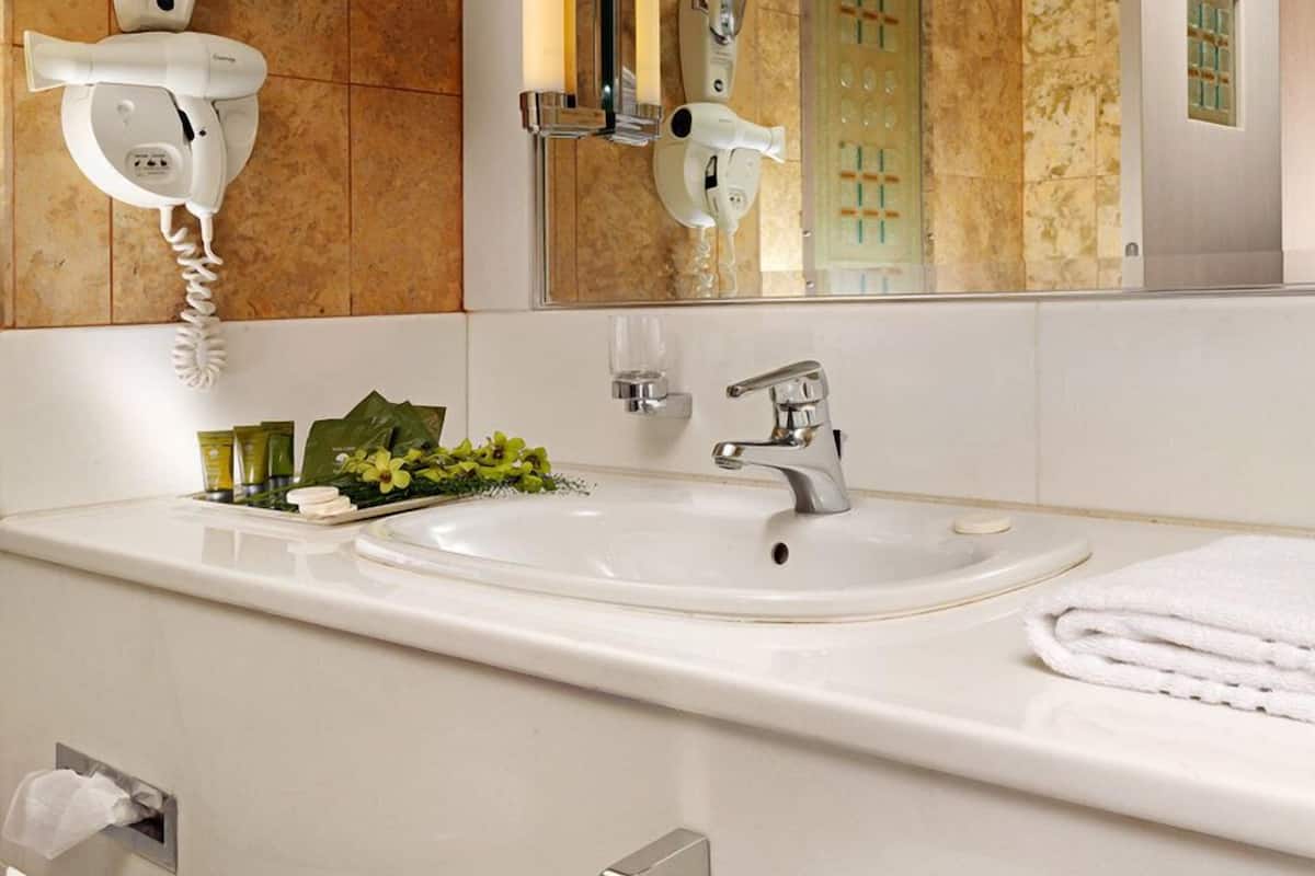 room, 2 single beds, accessible, non smoking | room amenity