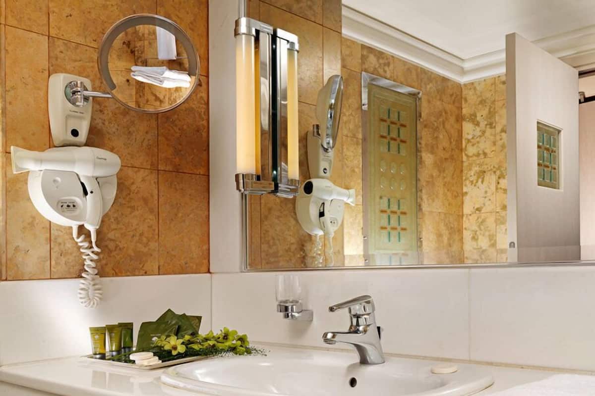 Room, 2 Single Beds, Accessible, Non Smoking | Room amenity