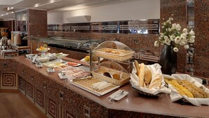 Un espace buffet proposant divers plats et agrémenté d’un vase décoratif rempli de fleurs.