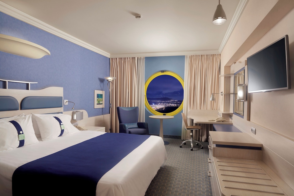 Premium bedding, down duvets, Tempur-Pedic beds, minibar