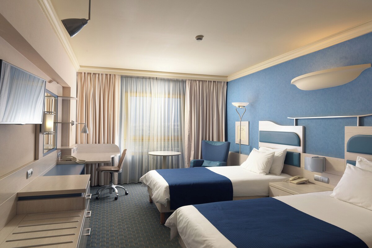 Premium bedding, down duvets, Tempur-Pedic beds, minibar