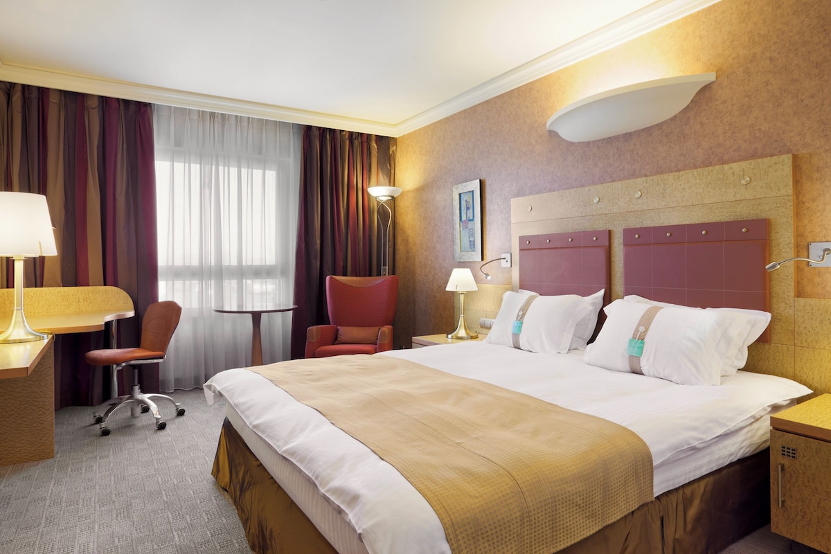 Premium bedding, down duvets, Tempur-Pedic beds, minibar