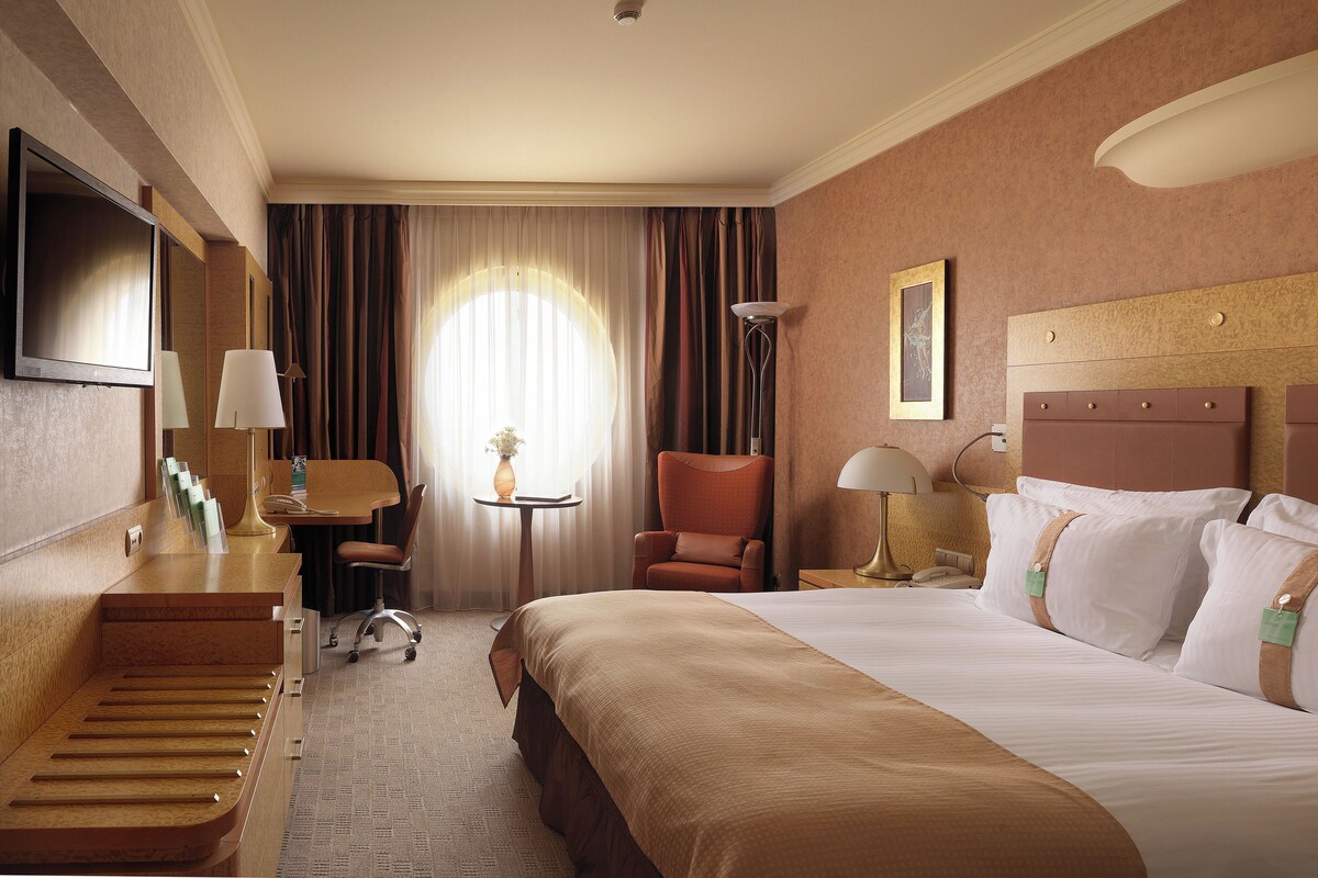 Premium bedding, down duvets, Tempur-Pedic beds, minibar