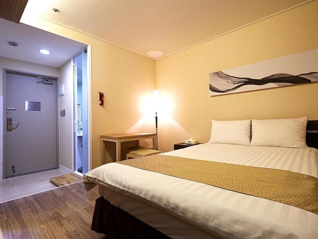 Rideaux d’obscurcissement, accès au Wi-Fi (inclus), literie fournie