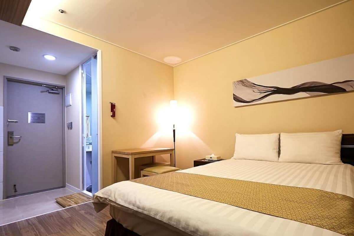 Rideaux d’obscurcissement, accès au Wi-Fi (inclus), literie fournie