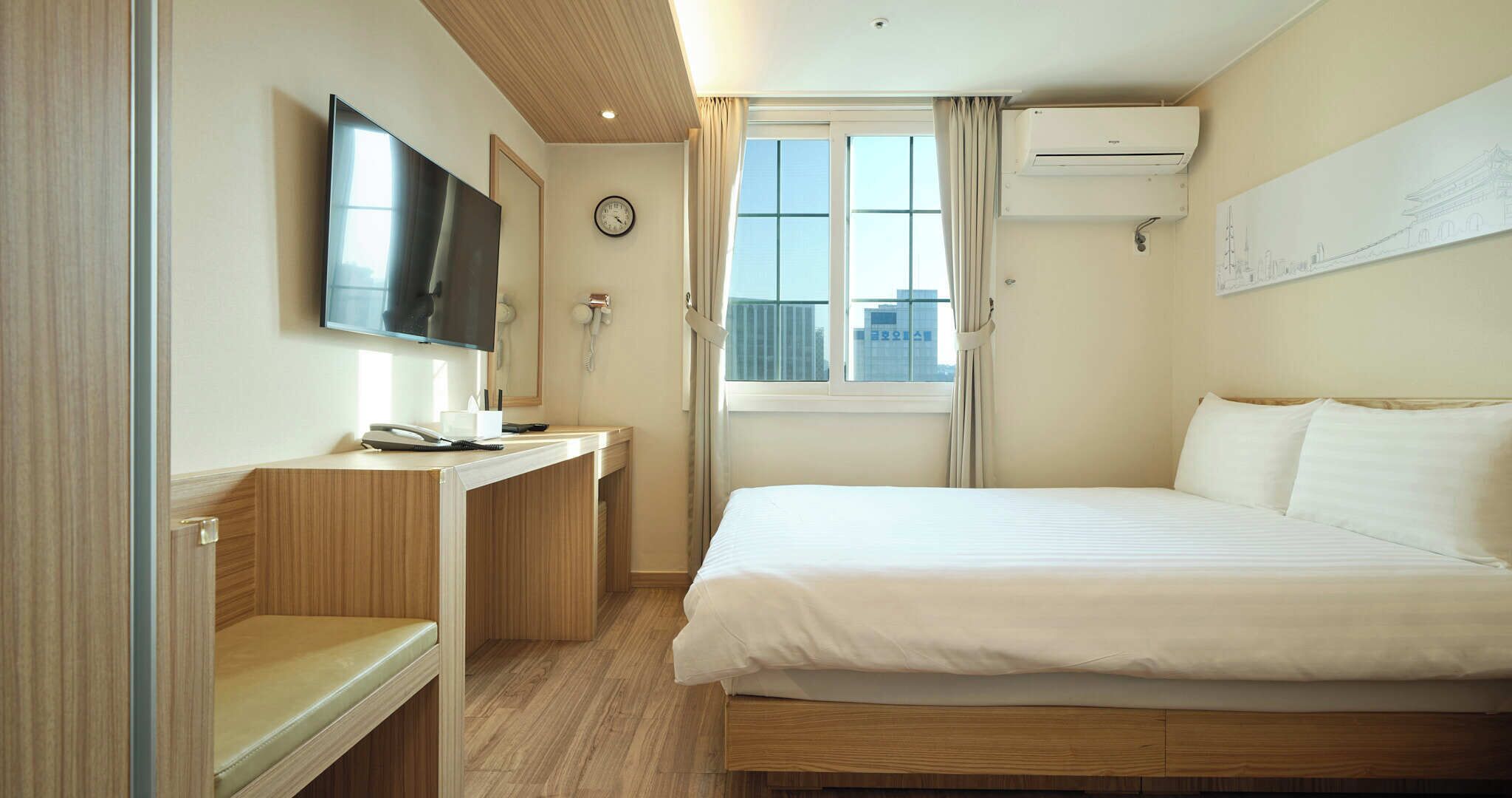 Cortinas blackout, wifi gratis y ropa de cama 