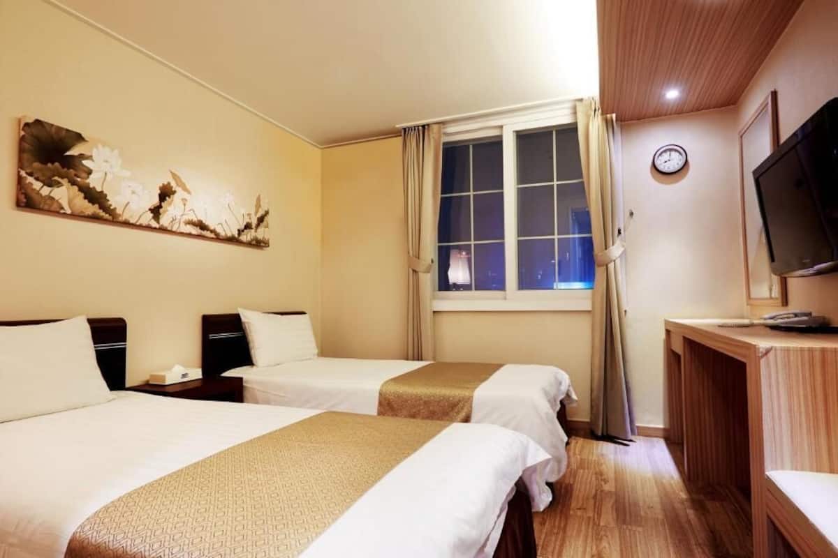 Cortinas blackout, Wi-Fi de cortesia, roupa de cama