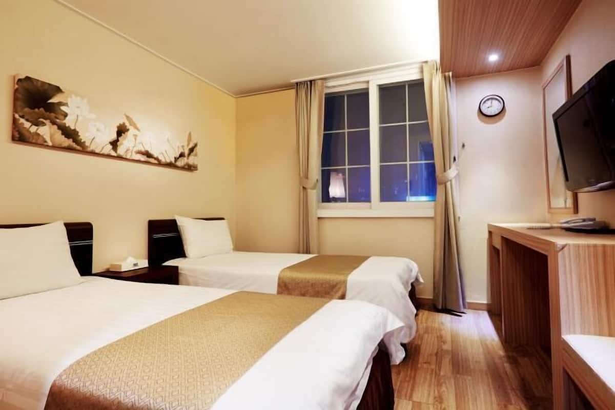 Blackout drapes, free WiFi, bed sheets